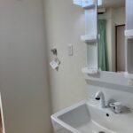 洗濯機置き場とシャワー付き洗面台