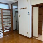 リビングから玄関へ(内装)